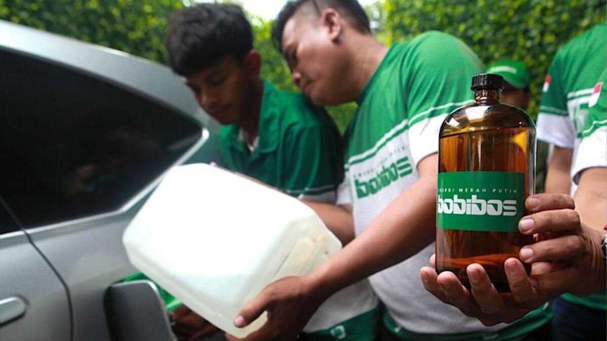 Tim Bobibos menuangkan bahan bakar dari jerami ke mobil sambil menunjukkan botol berlabel Bobibos sebagai energi alternatif buatan Indonesia.