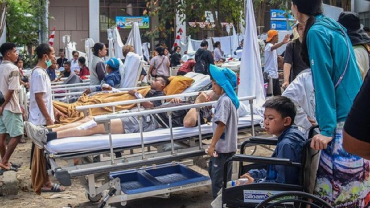 https://akcdn.detik.net.id/visual/2026/08/15/evakuasi-pasien-rumah-sakit-terdampak-gempa-ntt-1786782843420_169.jpeg?w=650&q=90