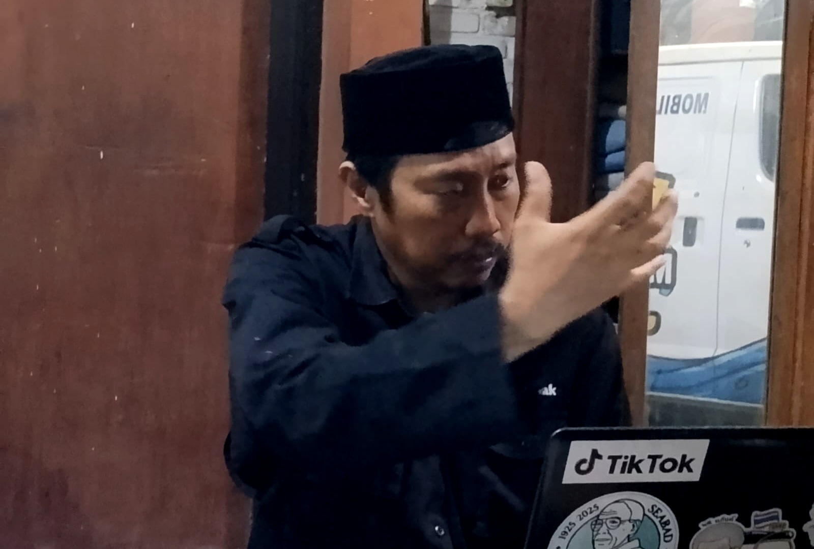 Ketua Perkumpulan Telapak Indonesia, Prigi Arisandi, memberikan arahan dalam Musyawarah Teritori Telapak Jawa Timur. | Foto: Supriyadi